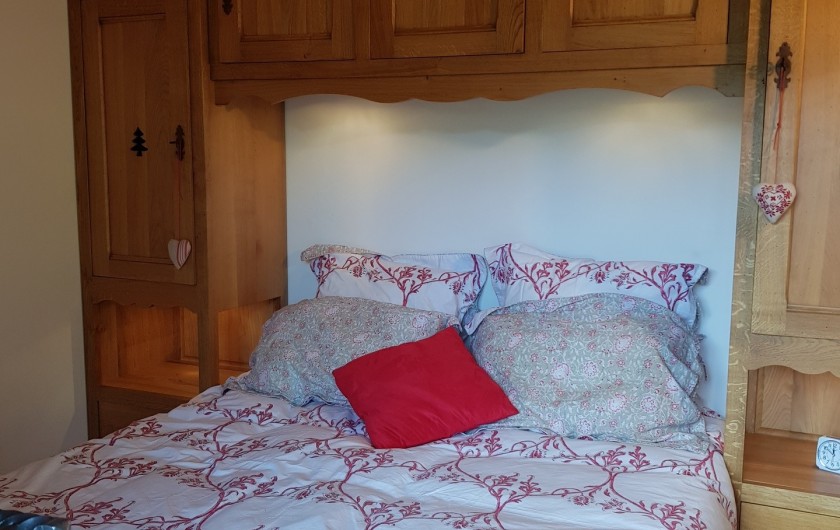 Location de vacances - Appartement à Le Grand-Bornand - Chambre des parents avec son balcon privatif 1/2