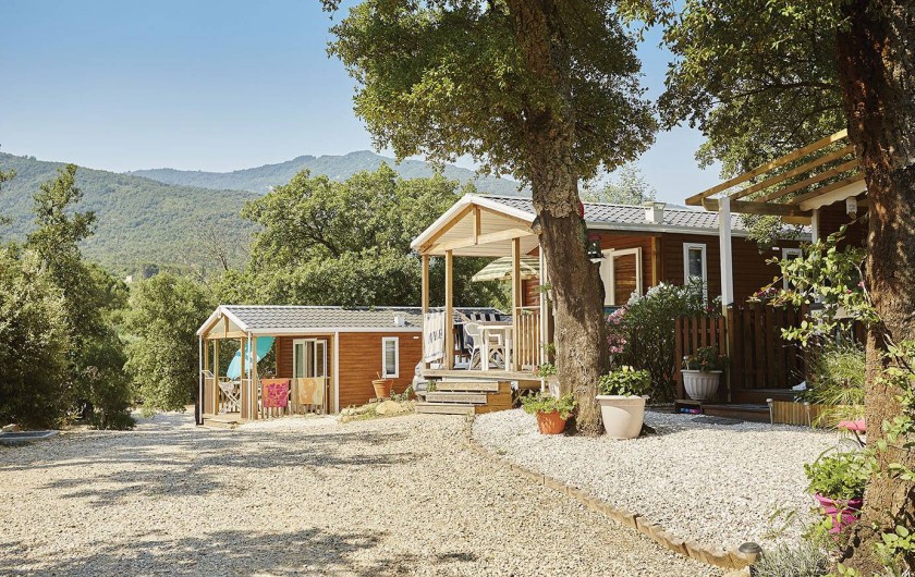 Location de vacances - Camping à Laroque-des-Albères - Hébergements avec vue sur la montagne