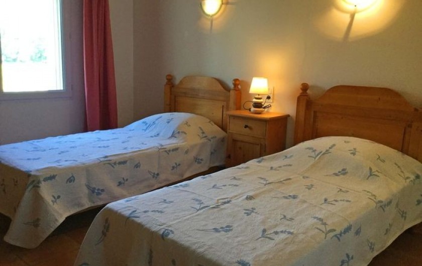 Location de vacances - Gîte à Bédarrides - Chambre avec deux lits simple