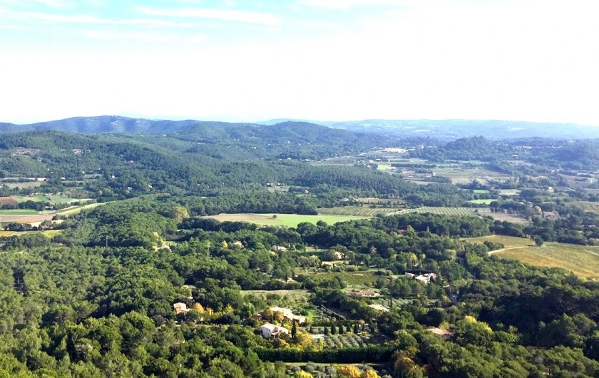 Location de vacances - Gîte à Rognes - La vue de la maison depuis les crêtes, 30mn de marche au départ de chez nous.