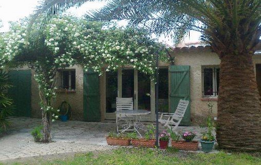 Location de vacances - Villa à Golfe-Juan - Coin repas à l'extérieur, à l'ombre.