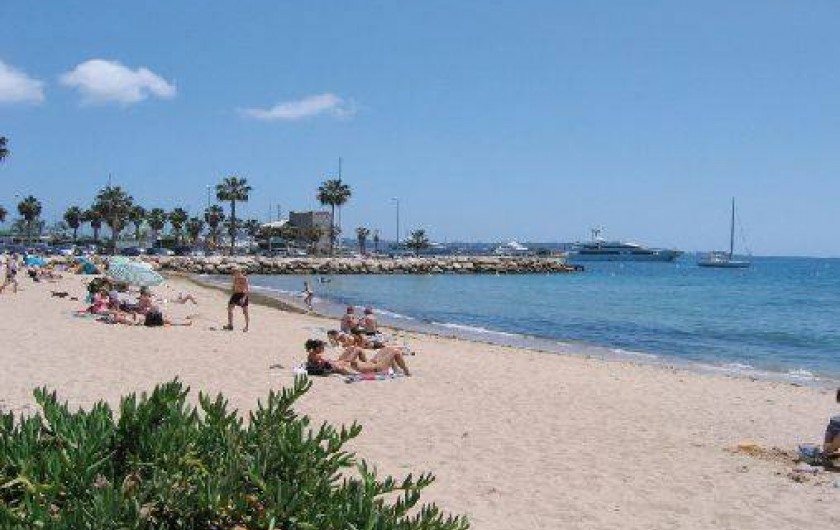 Location de vacances - Villa à Golfe-Juan - La plage de sable fin est située à 10 mn à pieds de la maison.