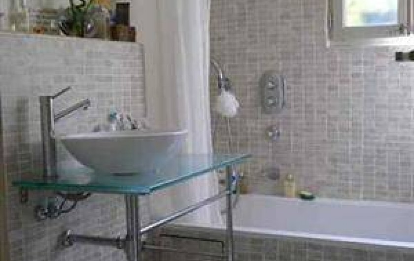 Location de vacances - Villa à Golfe-Juan - Salle de bains avec WC et baignoire