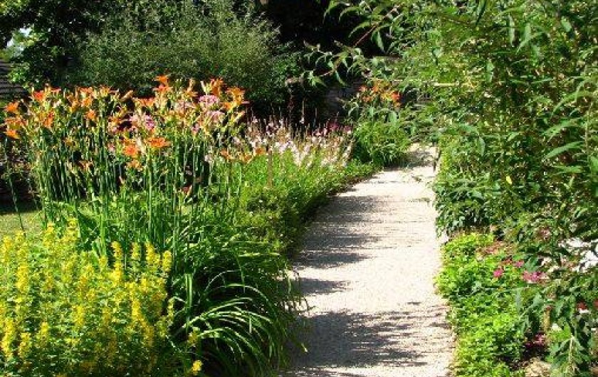 Location de vacances - Chambre d'hôtes à Beaune - Petit chemin à l'entrée du jardin fleuri de la Terre d'Or à Beaune.