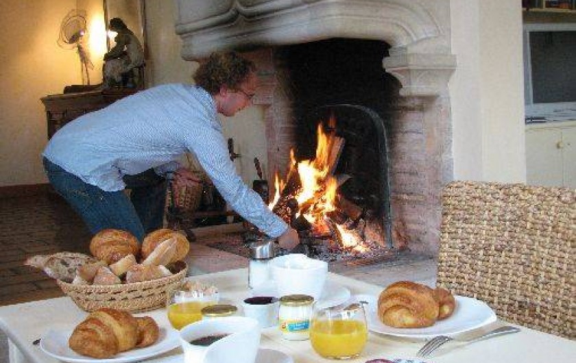 Location de vacances - Chambre d'hôtes à Beaune - Vincent prépare le petit déjeuner au bord de la cheminée, en hiver.