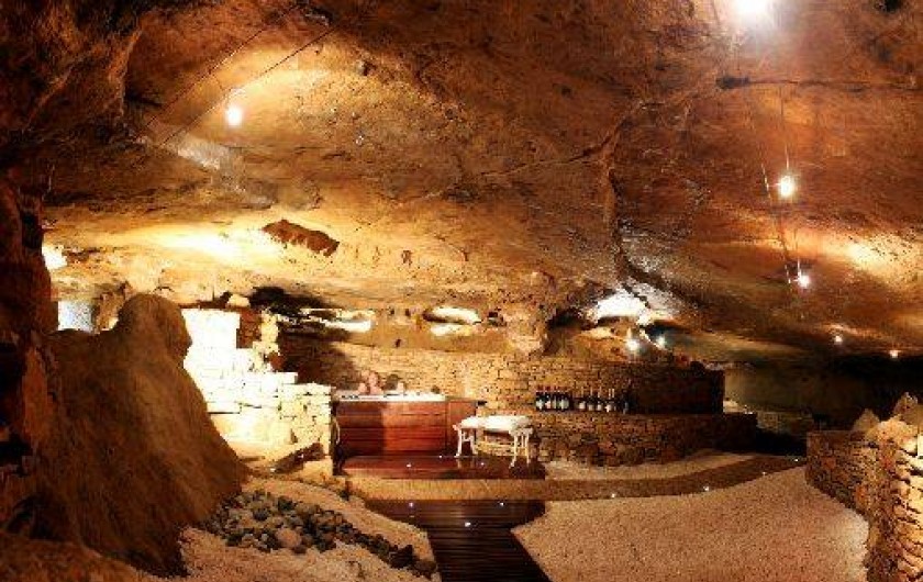 Location de vacances - Chambre d'hôtes à Beaune - Jacuzzi dans la grotte insolite sous la Terre d'Or, à Beaune.