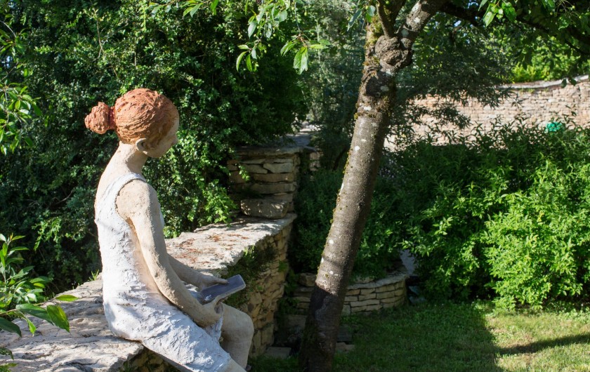 Location de vacances - Chambre d'hôtes à Beaune - Sculpture de Jurga sous le cerisier dans le jardin bio