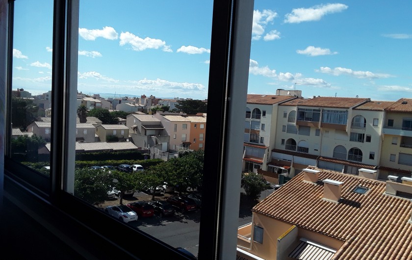 Location de vacances - Appartement à Agde - vue de la loggia avec vue sur l'ile des pêcheurs et la chaîne des Pyrénées