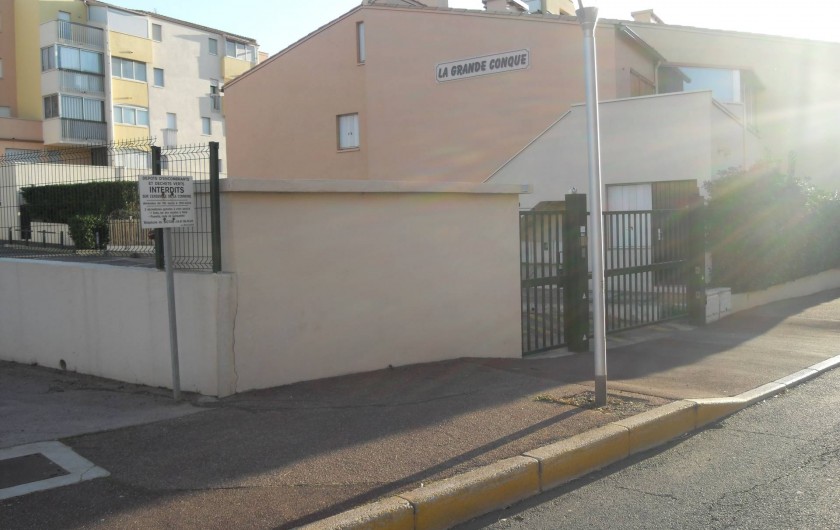 Location de vacances - Appartement à Agde - vue de l'entrée pour parking privatif N°46
