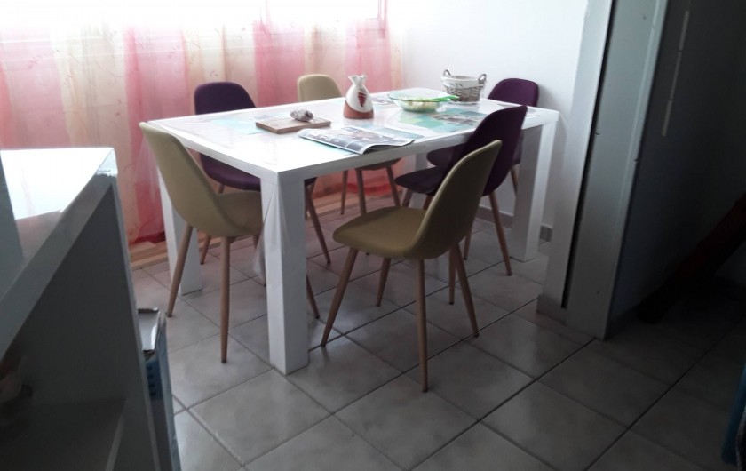 Location de vacances - Appartement à Agde - loggia coin repas