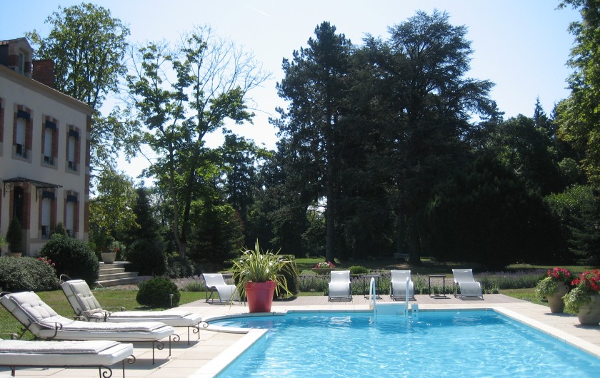 Location de vacances - Chambre d'hôtes à Joze - Tout le confort autour de la piscine