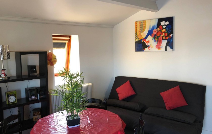 Location de vacances - Studio à Saint-Vaast-la-Hougue - Pièce de séjour , canapé table