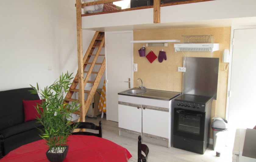 Location de vacances - Studio à Saint-Vaast-la-Hougue - coin cuisine , accès mezzanine ( grand lit )