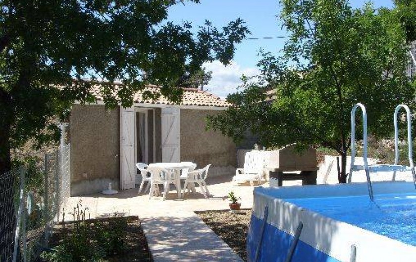 Location de vacances - Gîte à Bize-Minervois - terrasse coin repas barbecue avec piscine(5x3m) au premier plan
