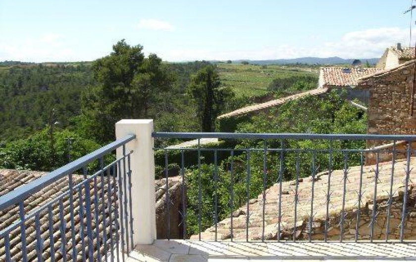 Location de vacances - Gîte à Bize-Minervois - terrasse au couchant avec vue sur les toits