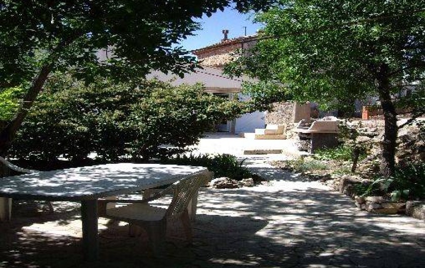 Location de vacances - Gîte à Bize-Minervois - terrasse avec ombre ou soleil au choix