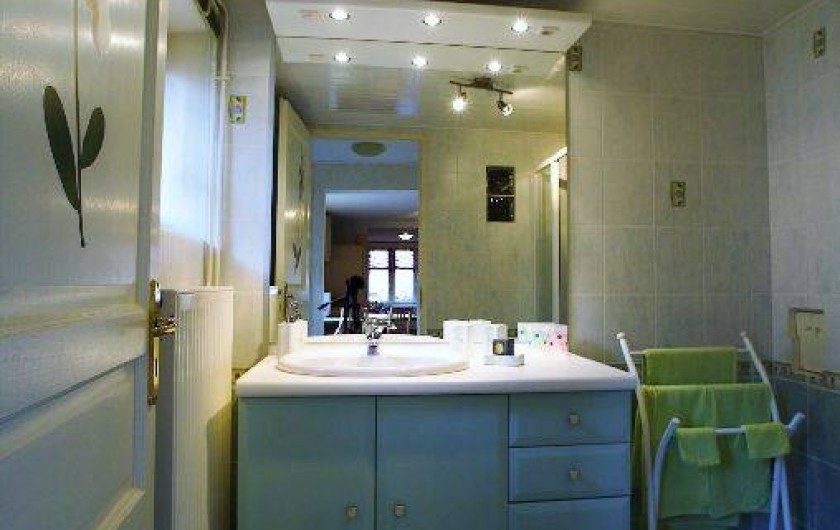 Location de vacances - Gîte à Maisonsgoutte - salle d'eau avec douche extra-plate
w.c séparé
