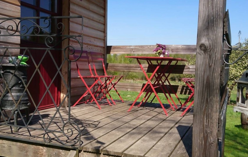 Location de vacances - Roulotte à Saint-Michel-sur-Meurthe - le petit coin terrasse d ou vous pourrez apercevoir l écureuil ou les biches