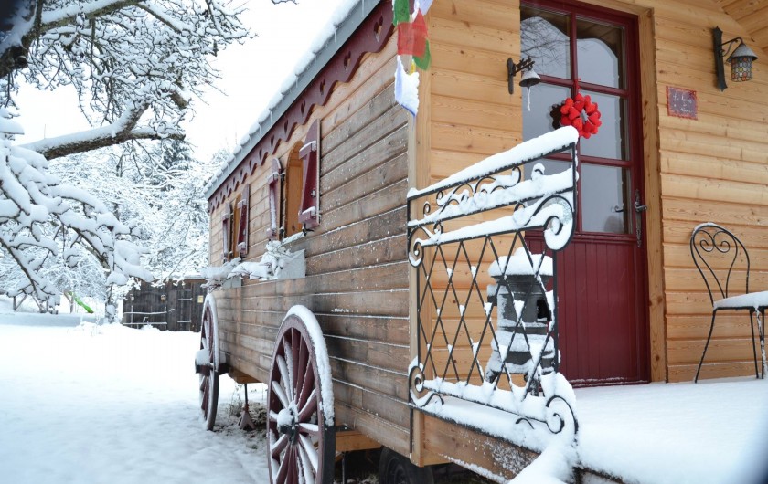 Location de vacances - Roulotte à Saint-Michel-sur-Meurthe - la roulotte sous la neige;; mais bien au chaud à l interieur