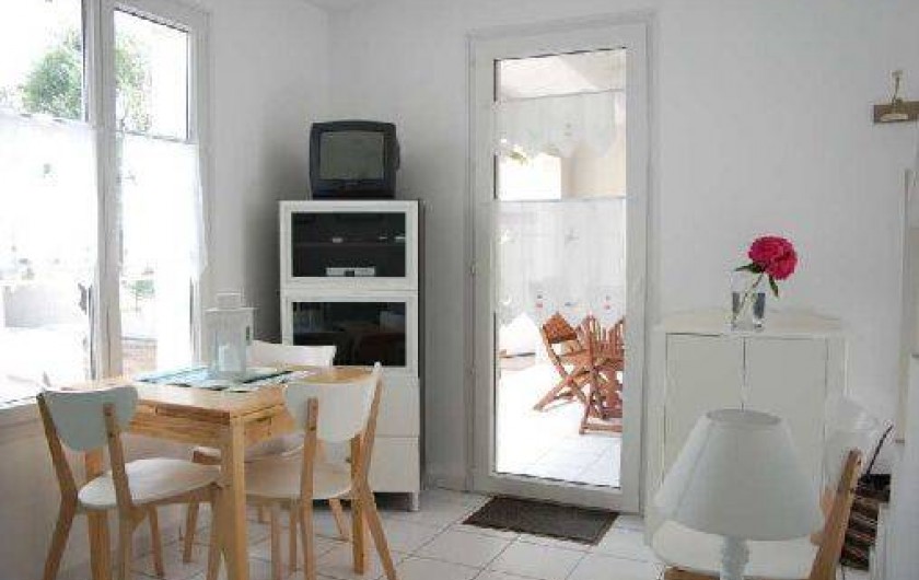 Location de vacances - Maison - Villa à Saint-Clément-des-Baleines - salon coin repas dans location 3/5 personnes avec piscine chauffée