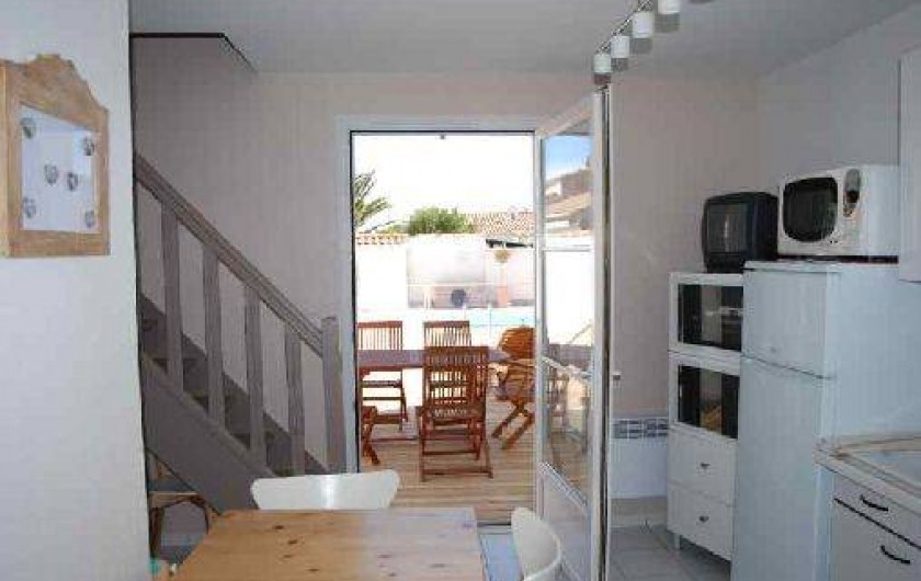 Location de vacances - Maison - Villa à Saint-Clément-des-Baleines - repas kitchnette ouverte  sur terrasse amenagee face piscine chauffée,2 ch