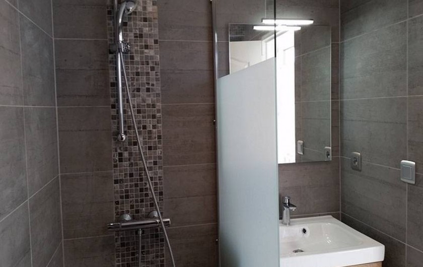 Location de vacances - Maison - Villa à Saint-Clément-des-Baleines - salle de douche des locations residence piscine