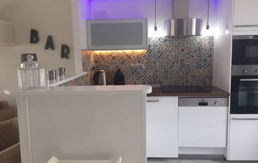 Location de vacances - Maison - Villa à Saint-Clément-des-Baleines - cuisine americaine dans location, piscine chauffée de 3 ch 6/8personnes