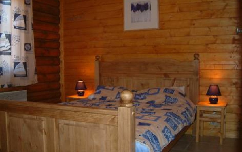 Location de vacances - Chalet à Gérardmer - La chambre à coucher du rez avec un lit parapluie en plus
