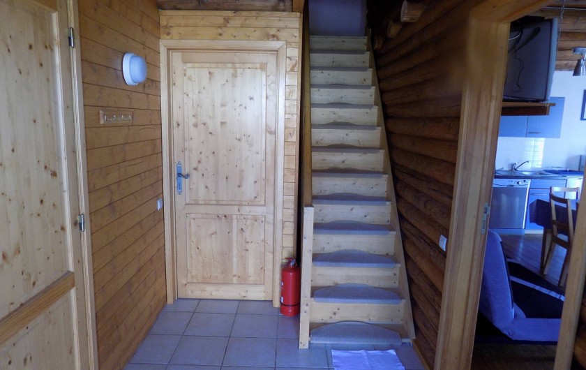 Location de vacances - Chalet à Gérardmer - L'entrée avec l'escalier, à gauche, la salle de bains et devant la chambre rez