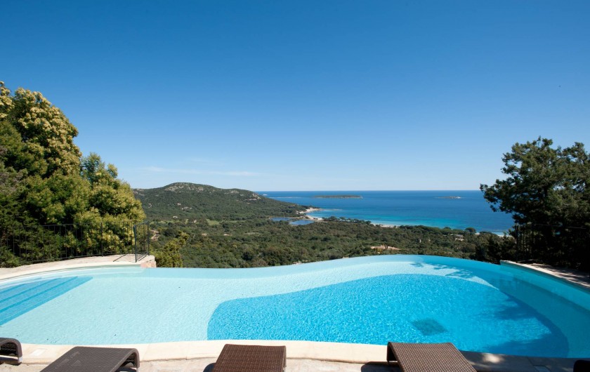 Location de vacances - Maison - Villa à Porto-Vecchio - Piscine commune avec vue magnifique