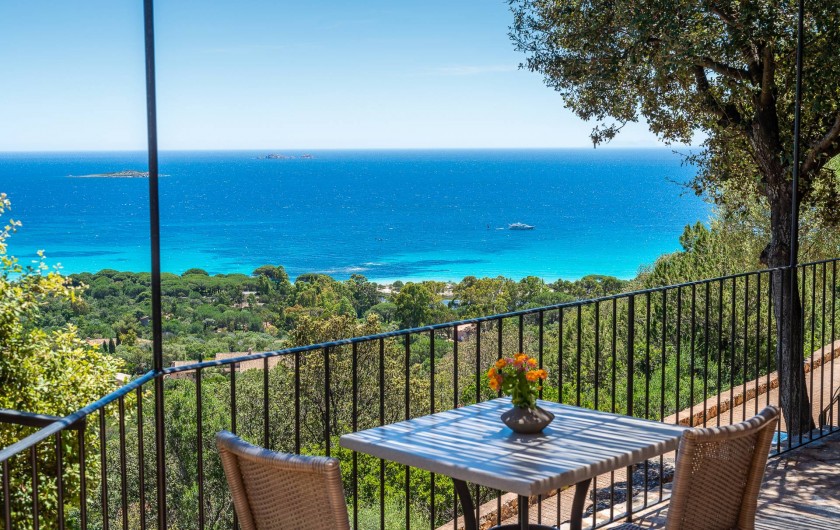 Location de vacances - Maison - Villa à Porto-Vecchio - Chaque mini-villa possède une terrasse avec vue mer sur Palombaggia