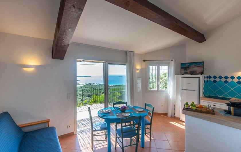 Location de vacances - Maison - Villa à Porto-Vecchio - Mini-villa (1 à 4 pers) Coin cuisine et salle à manger avec vue mer
