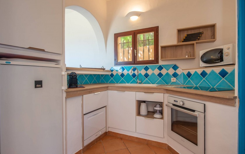 Location de vacances - Maison - Villa à Porto-Vecchio - Cuisine équipée avec four, micro-ondes, frigo, lave-vaisselle et lave-linge