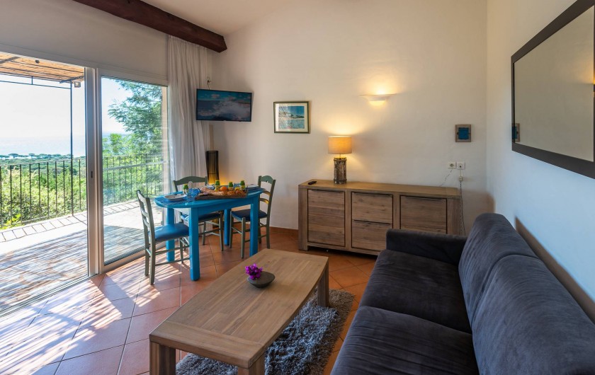 Location de vacances - Maison - Villa à Porto-Vecchio - Mini-villa (1 à 4 pers) Salon et salle à manger avec vue mer