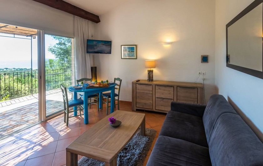 Location de vacances - Maison - Villa à Porto-Vecchio - Mini-villa (1 à 4 pers) Salon et salle à manger avec vue mer