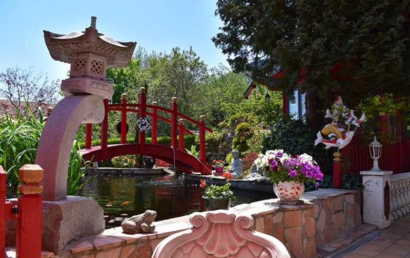 Location de vacances - Villa à Pierre-Châtel - Bassin avec le pont , lampes Japonaises  les carpes koÏ vue du salon de jardin.