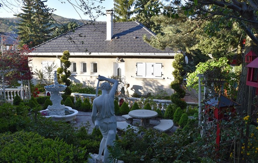 Location de vacances - Villa à Pierre-Châtel - Entrée du gîte et jardin romantique