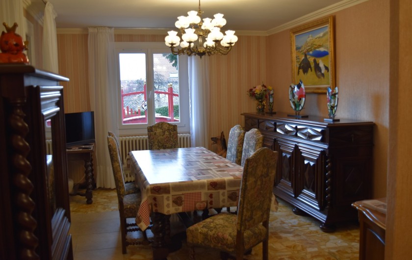Location de vacances - Villa à Pierre-Châtel - Salle à manger avec vue sur le bassin.