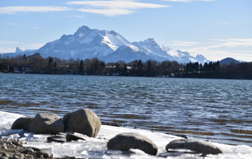 Location de vacances - Villa à Pierre-Châtel - Lac de petitchet au printemps avec la glace et l'Obiou