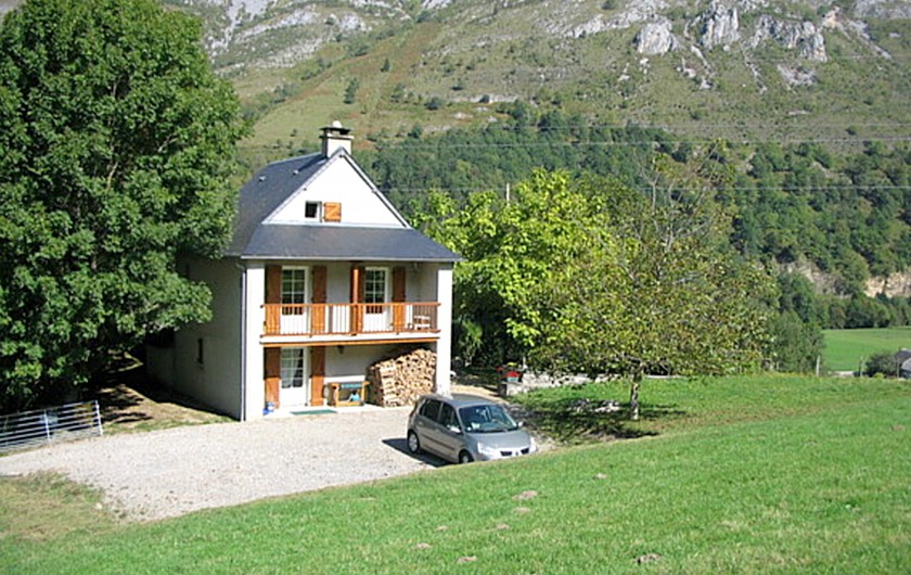 Location de vacances - Gîte à Sainte-Marie de Campan - le parking privé est devant le gîte, face à la montagne