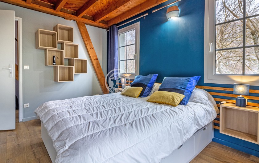 Location de vacances - Gîte à Sainte-Marie de Campan - le lit king size en 160 dans la chambre bleue