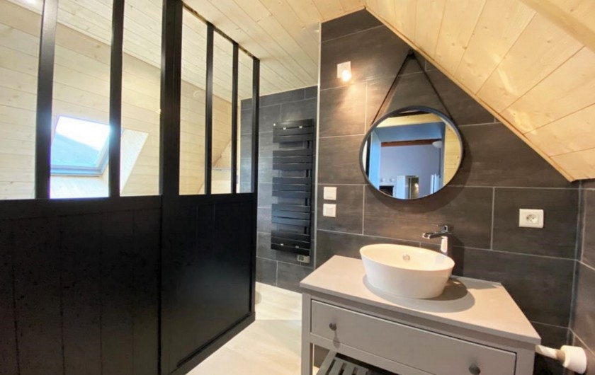 Location de vacances - Gîte à Sainte-Marie de Campan - la chambre atelier avec douche à l'italienne et vasque