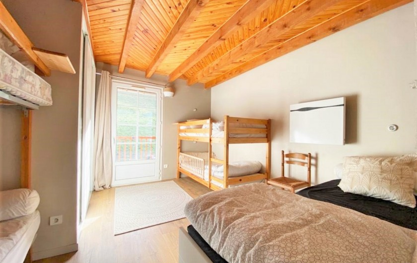 Location de vacances - Gîte à Sainte-Marie de Campan - la chambre beige, ses 2 x 2 lits superposés et son lit gigogne (en 80 ou 160)
