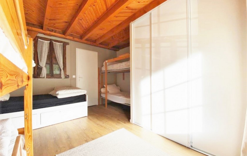 Location de vacances - Gîte à Sainte-Marie de Campan - la chambre beige, son grand placard 3 portes