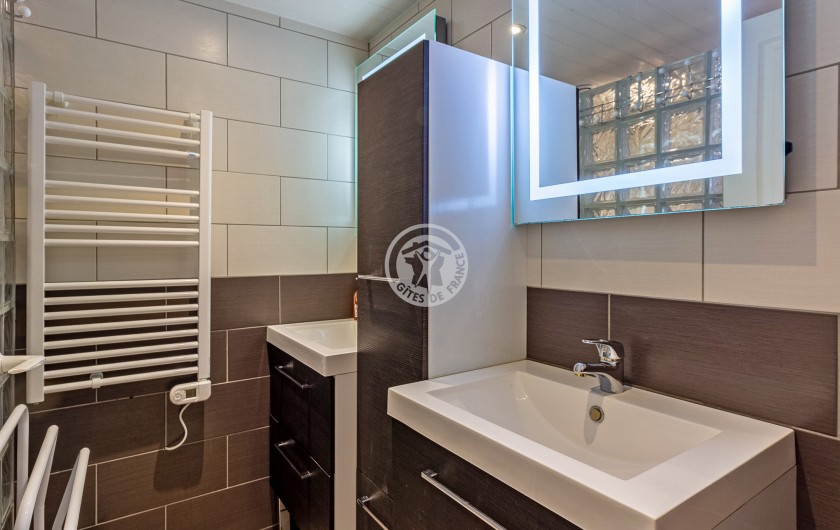 Location de vacances - Gîte à Sainte-Marie de Campan - la salle de bain du bas: deux vasques