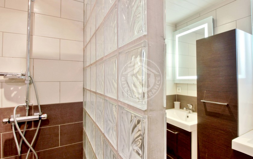 Location de vacances - Gîte à Sainte-Marie de Campan - la salle de bain du bas: la grande douche à l'italienne