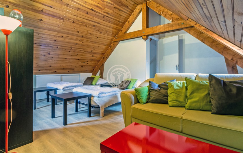 Location de vacances - Gîte à Sainte-Marie de Campan - le salon d'en haut pouvant faire chambre pour 2 (2 x 90 assemblés ou séparés)
