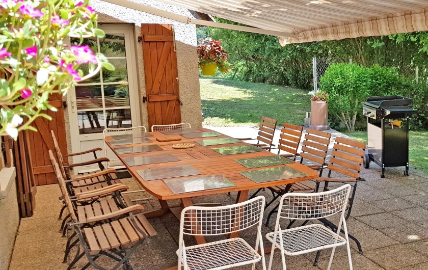 Location de vacances - Gîte à Sainte-Marie de Campan - la table en teck sur la terrasse pour 12 personnes
