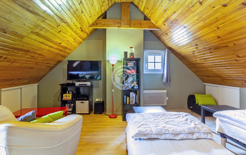 Location de vacances - Gîte à Sainte-Marie de Campan - la pièce du haut: côté salon et côté chambre