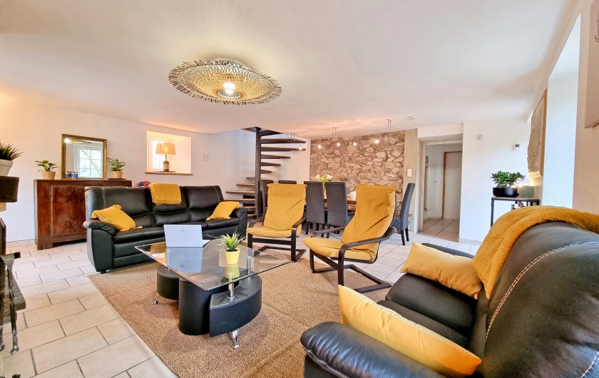 Location de vacances - Gîte à Sainte-Marie de Campan - la pièce à vivre, le salon